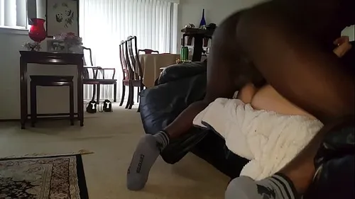 MILF sodomisée devant son mari cocu par une grosse bite