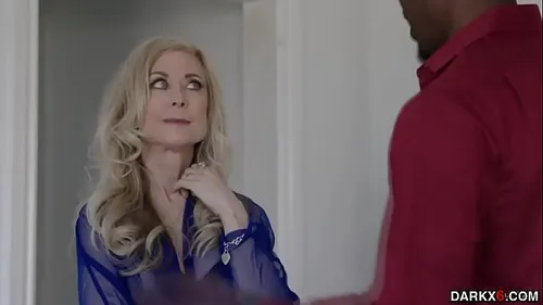 MILF blonde Nina Hartley baisée par une grosse bite noire