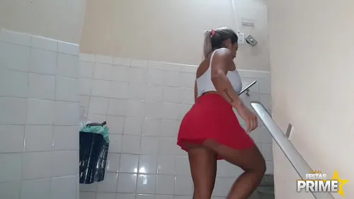 Voisine latina baisée par deux voisins dans l'escalier