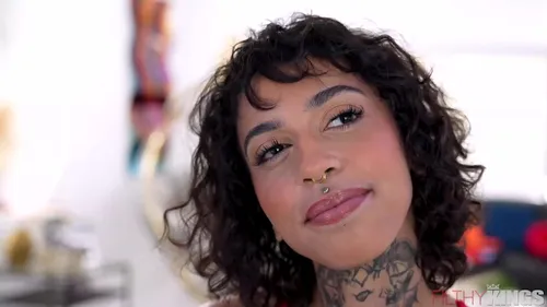 Première sodomie amateur - Tatouée défoncée par BBC