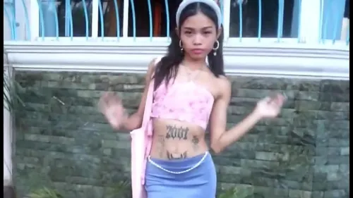 Plug anal pour cul vierge asiatique tatouée