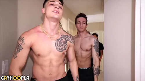 Muscle Micky baise un gros mec pour la première fois