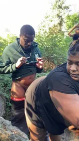 MILF noire baisée sans culotte sous sa robe d'été